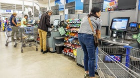 Credit card delinquencies dip as usage declines, economist says - Fox Business News
