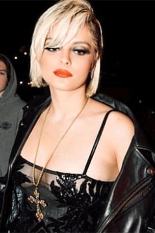 Singer urged to walk around naked