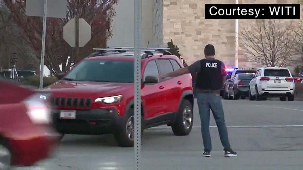 Mall shooting - Cop and red car