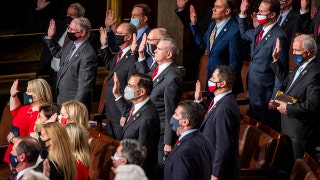 House lawmakers abandon social distancing as Pelosi reads oath to new members