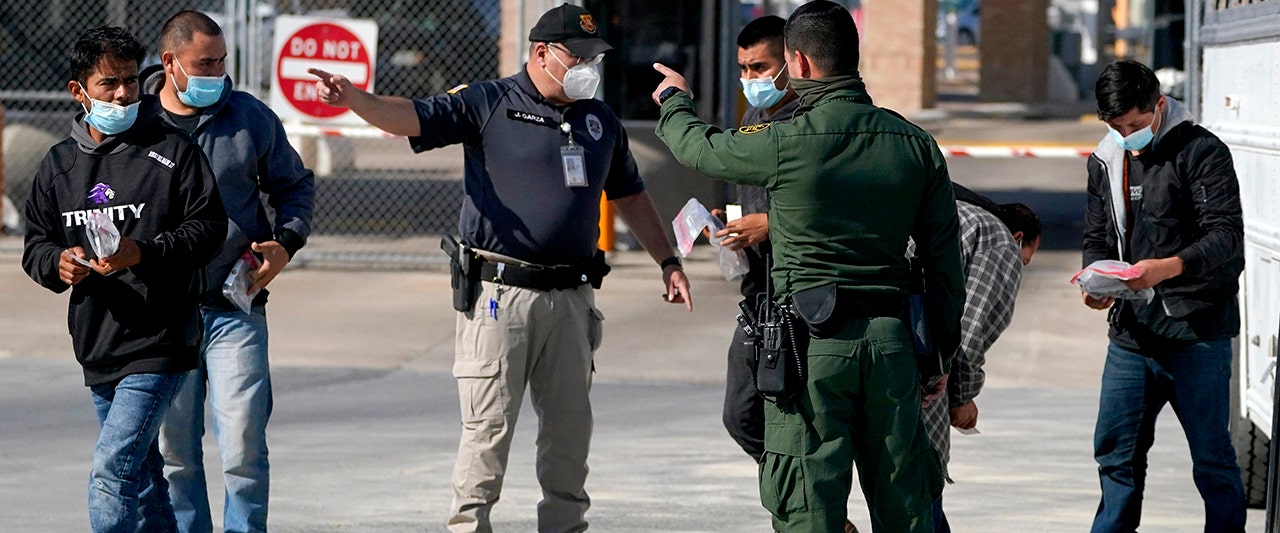 Biden locks media out of border operation amid spiraling crisis – reporters look in from Mexico