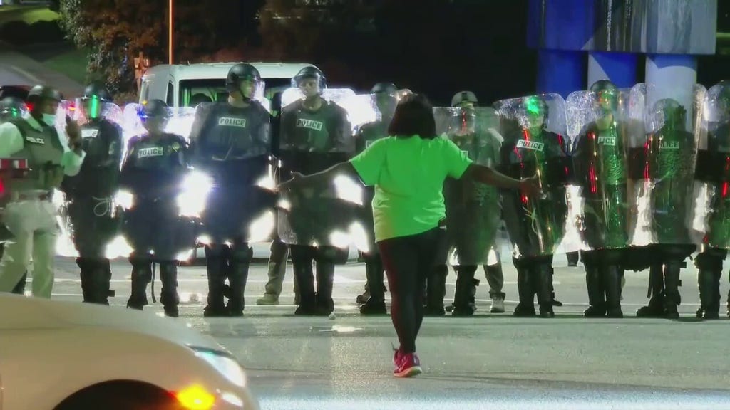 Arrests of 2 Black men lead to riot outside of South Carolina police station