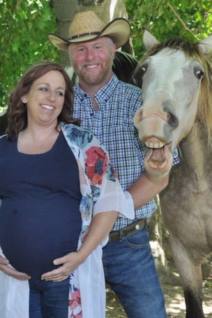 Horse PHOTOBOMBS maternity shoot