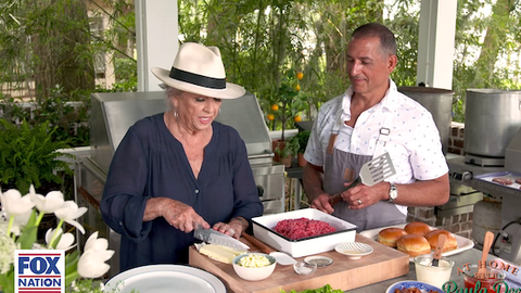 Fourth of July plans? Paula's got you covered! Join her as she makes her famous butter burgers & a patriotic pie!