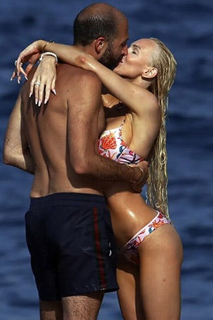 Reality star's STEAMY beach day