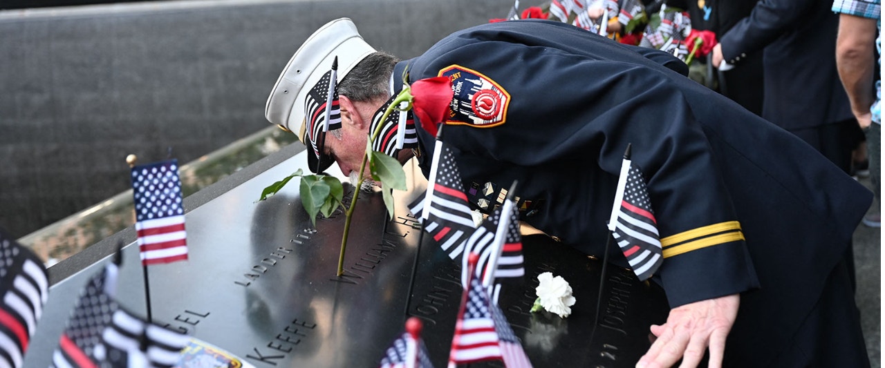 service member kissing memorial