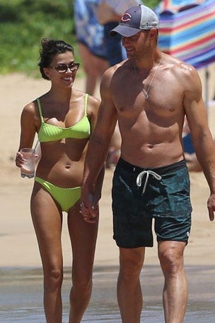 Sofia, Justin show off BEACH bodies
