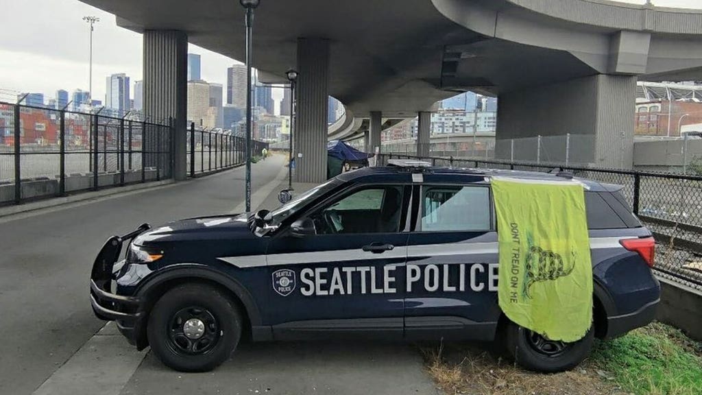 Seattle police officers hang flag from cars in defiance of vaccine mandate