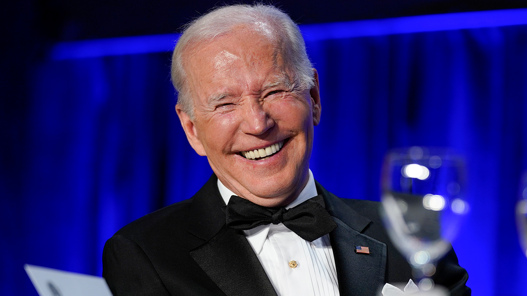 Biden cracks up at inflation jokes during black tie dinner