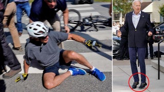MIRA: Biden aprovecha la oportunidad para mostrar a los reporteros fuera de la iglesia que no está herido después de un accidente de bicicleta