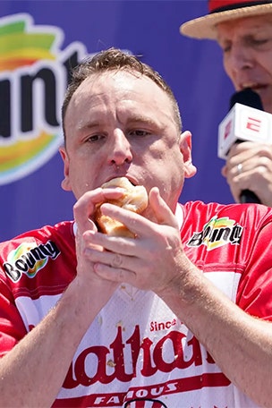 Chestnut competes on CRUTCHES