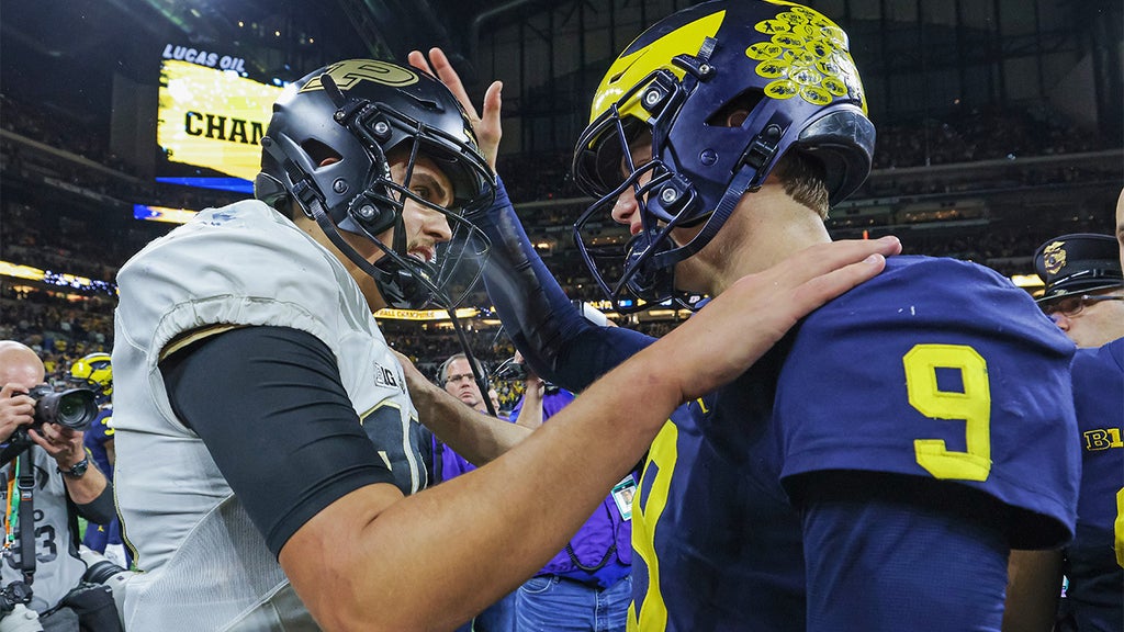 Star college quarterback says he won't play in bowl game after family tragedy