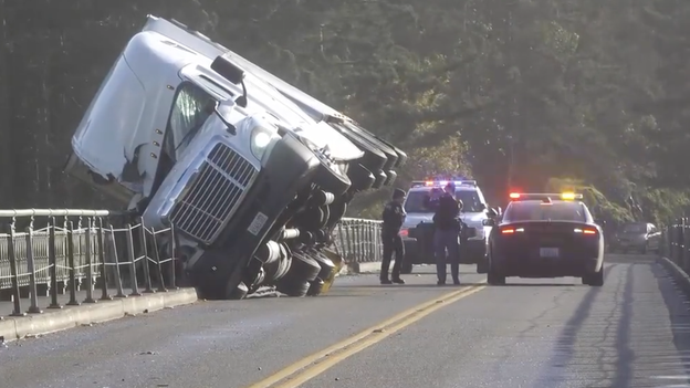 Strong winds leave semi precariously perched on Deception Pass Bridge