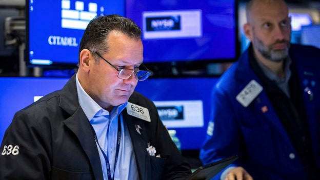 Stocks choppy heading into morning; retail section focus of quarterly reports