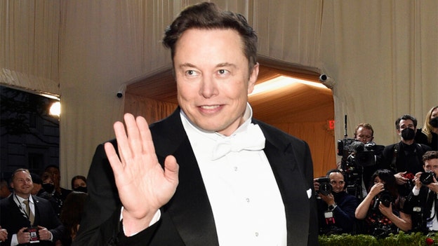Elon Musk talks to Twitter employees