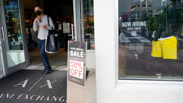 US consumers gaining confidence as gas prices keep falling