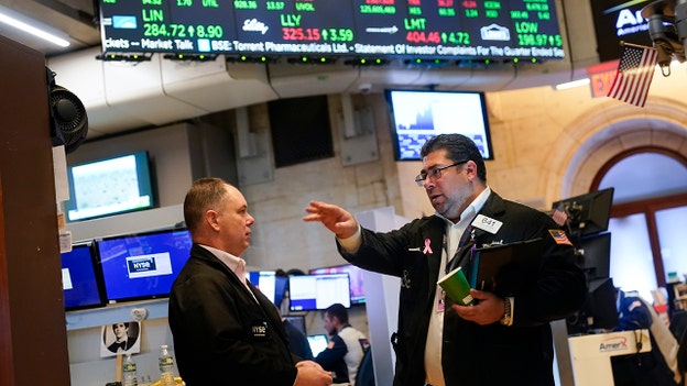 US stocks lower, investors encouraged by lower interest prospects, earnings