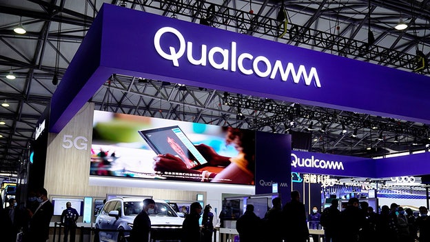 Qualcomm sharply lowers forecast on smartphone slump, shares slide