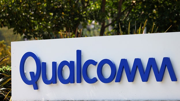 Qualcomm forecasts earnings below expectations as smartphone demand worsens