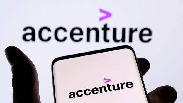 Accenture trims forecasts, to cut 19,000 jobs as IT spending slows