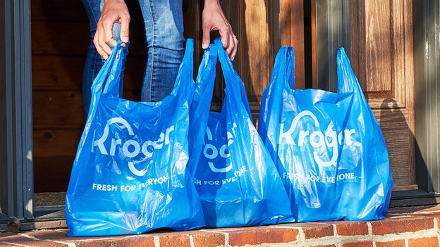 Kroger sees annual profit above estimates