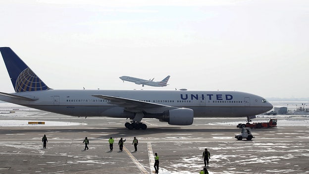 United Airlines forecasts first-quarter loss on higher costs
