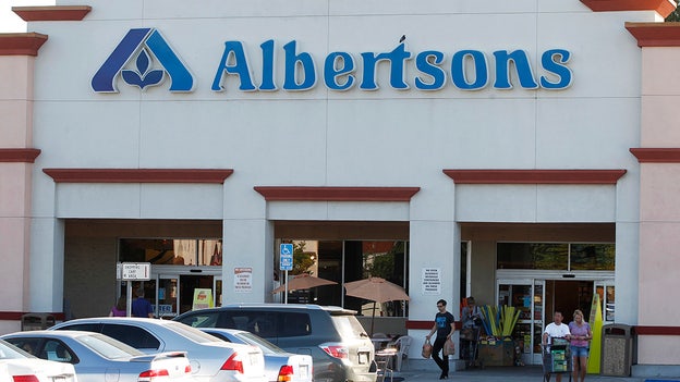 Supermarket chain Albertsons tops Wall Street estimates