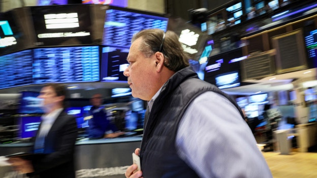Wall Street rallies as earnings season boost offsets economy worries