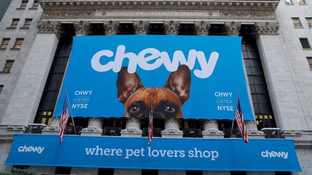 Online pet goods retailer Chewy surges on sales forecast lift, Canada foray plans