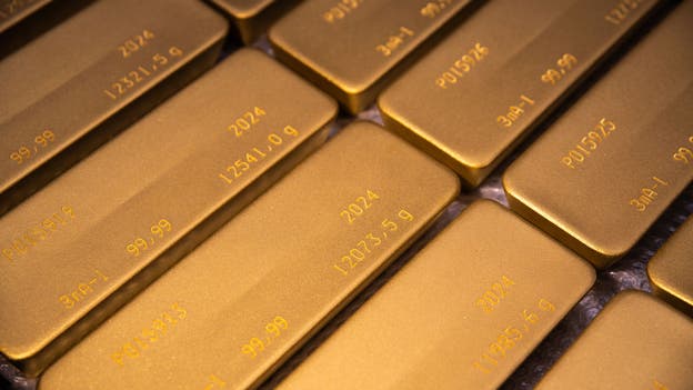 Gold maintains gains