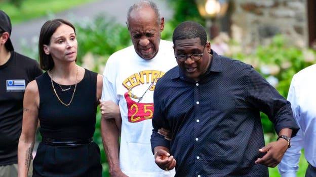 Bill Cosby keeps quiet during post-release news conference