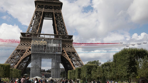 Paris welcomes handover of Olympic flag