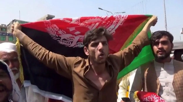 Taliban reportedly kills protesters waving Afghanistan flags