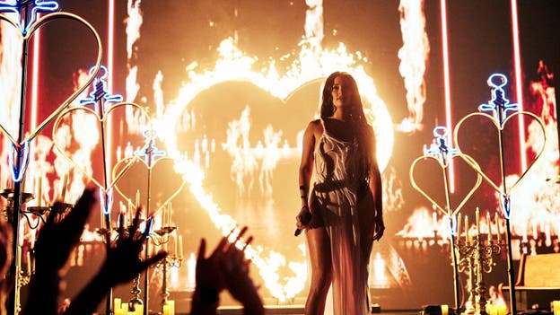 Kacey Musgraves lights up the stage with fire as she performs 'Star-Crossed'