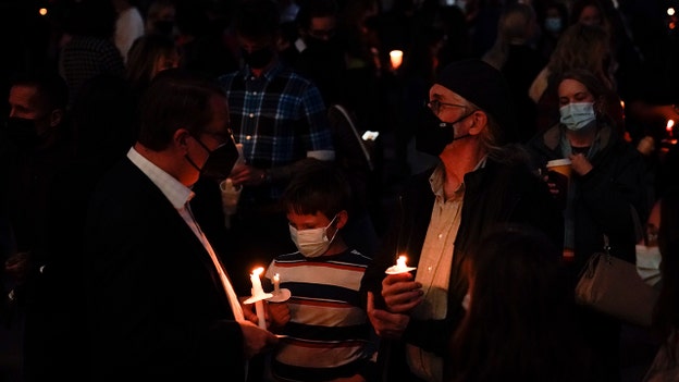 Cinematographers Guild holds vigil for Hutchins in Albuquerque on Saturday