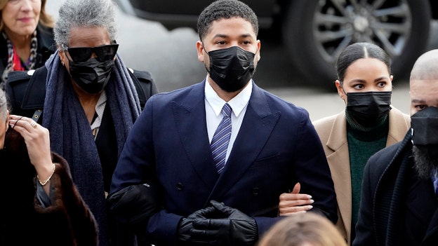 Jussie Smollett arrives well-dressed, with family to Chicago court to begin jury selection