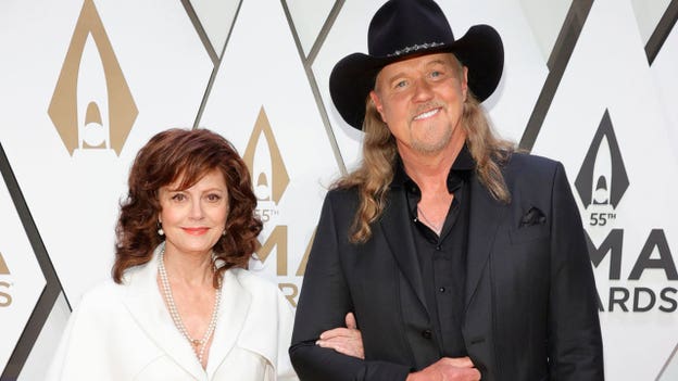 Trace Adkins, Susan Sarandon team up to present album of the year