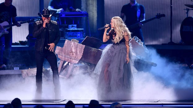 Carrie Underwood and Jason Aldean also perform a duet on the CMA Awards stage
