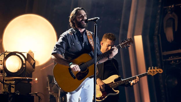 Thomas Rhett performs 'Country Again' at CMAs