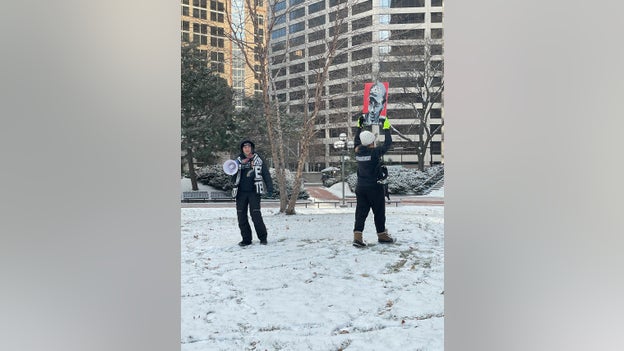 2 protesters brave single-digit temperatures outside courthouse during Kim Potter trial