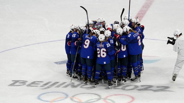 US women's hockey team advances