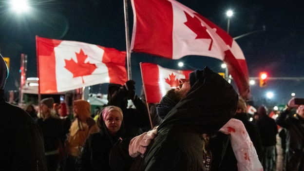Canadian police begin making arrests at bridge, protesters remain