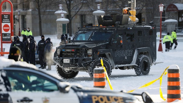 Ottawa police reportedly going door-to-door along line of trucks, vehicles