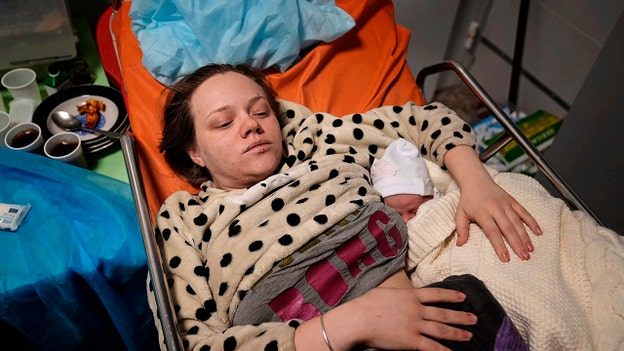 在医院轰炸中幸存下来的乌克兰妇女生下女婴
