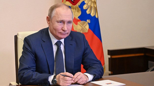 Putin signs 'fake' news law that would jail journalists over war reports