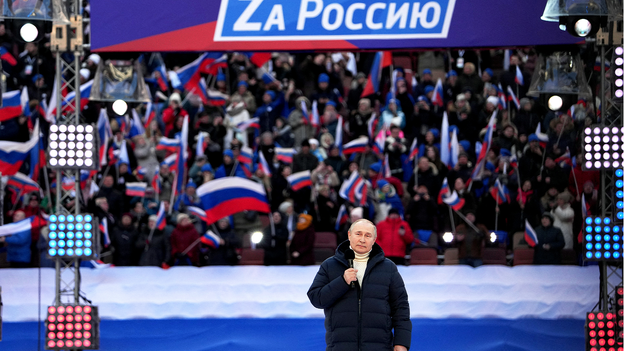 Putin appears at massive rally in Moscow, praises his military