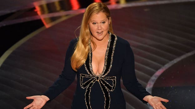 Amy Schumer jokes about big Hollywood stars during solo monologue