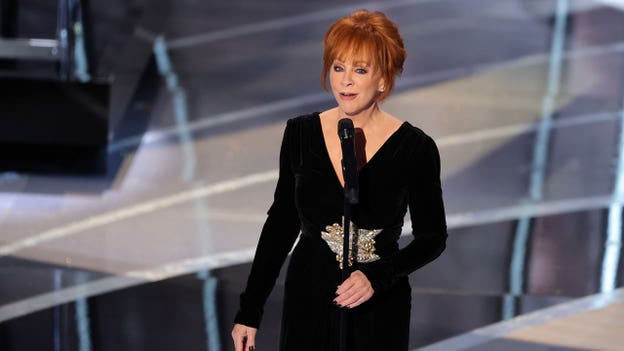 Reba McEntire performs 'Somehow You Do' followed by moment of silence for those in Ukraine