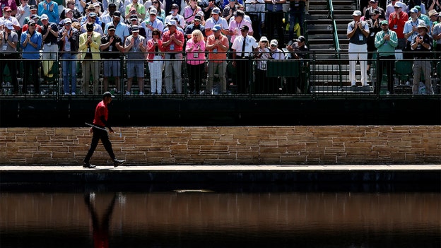 Tiger Woods scores double bogey on No. 17