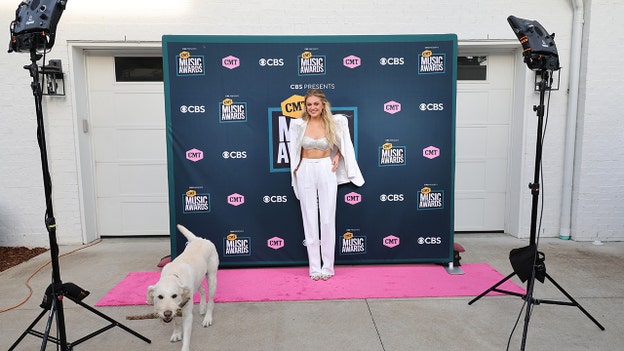 Kelsea Ballerini delivers CMT Awards 2022 performance from own backyard after COVID keeps her home